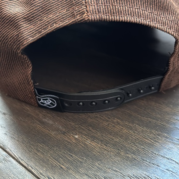 Ariat Snap back cap, embroidered American Flag & logo,camo print, 6 vent panel - Picture 5 of 11